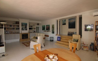 Cozy villa, all on one floor on a large plot, with heated pool and beautiful mountain views.